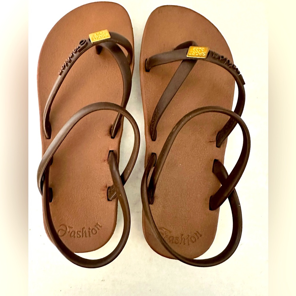 NWOT Fashion Sport 2022 Women’s Slippers Size 6